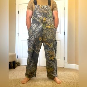 Size 40 or XL FeildStaff by Mossy Oak overalls.